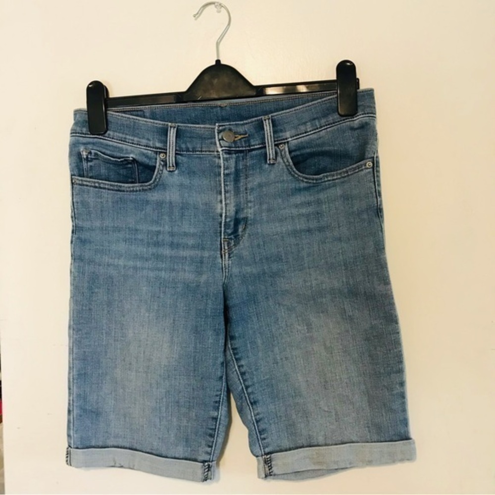 Levi's Medium Wash Bermuda Jean Shorts Women’s size 30 10 Medium